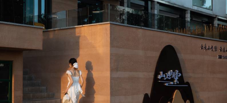 下岩贝山上的云民宿图片