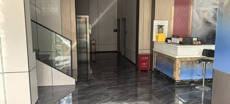 欧曼智慧影视酒店(大理高铁站店)图片