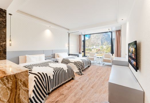 Carefree Resort (Yangshuo Yulong River Ten-mile Gallery) Hotel Overview