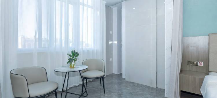 云畔影视酒店(安阳高铁东站站前广场迎宾公园店)图片