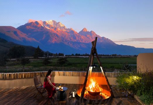 山眷云·日照金山·田也咖啡·雪山全幅画景酒店外景图