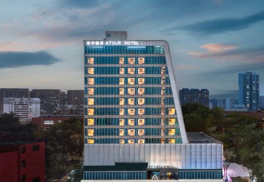 商丘万达广场雪苑路亚朵酒店外景图