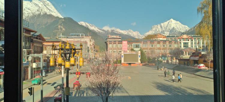 吉隆格拉丹东 | 180°雪山林海日照金山观景酒店(帕巴寺店)图片