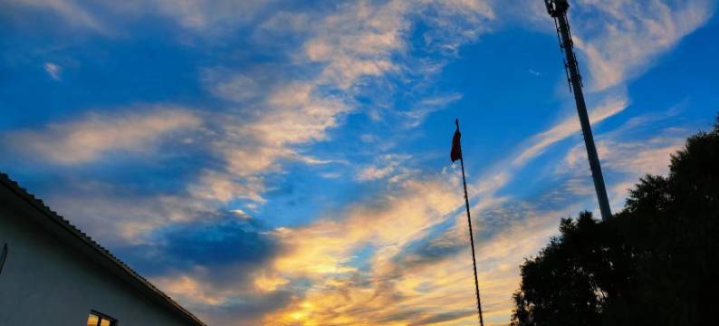 紫藤花开轻奢民宿图片