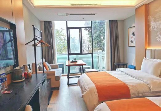 West port garden hotelHotel Overview