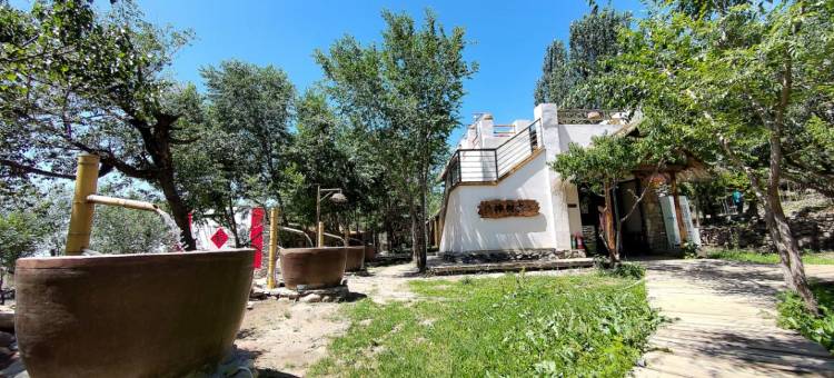 贺兰山岩画古村古树林民宿图片