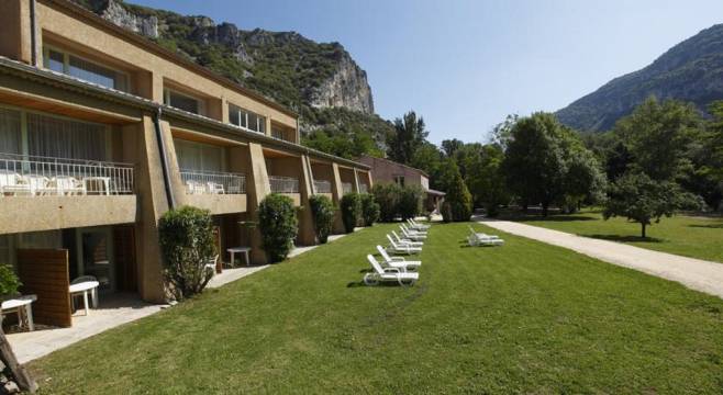 弧桥瓦灿塞勒查恩斯公寓式酒店(Vacancéole - le Domaine de Chames - Pont d'Arc)