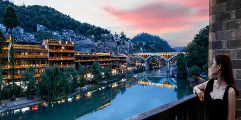 鳳凰金水岸丨沱江180度夜景·苗繡藝術丨古城觀景民宿