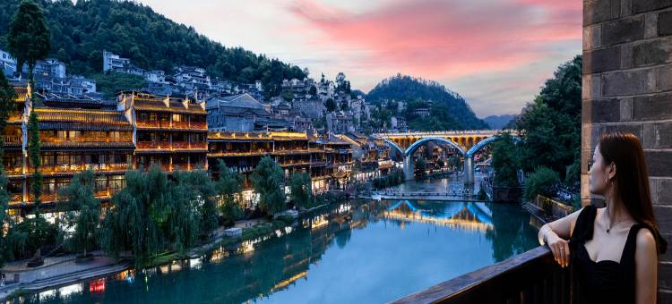 凤凰金水岸丨沱江180度夜景·苗绣艺术丨古城观景酒店图片