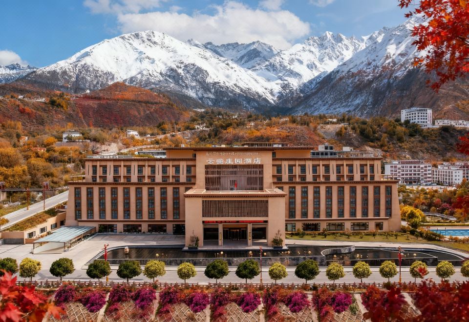 芒康云曲庄园酒店外景图