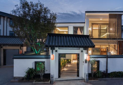 腾冲云绕半山温泉客栈外景图