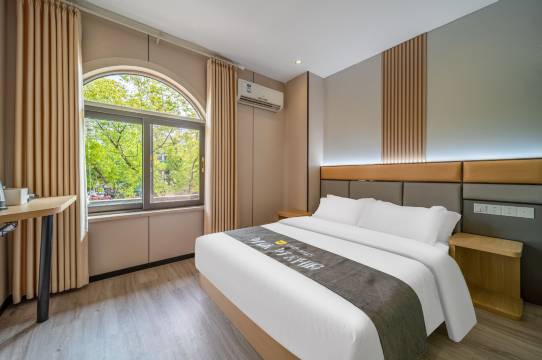 湖畔酒店(南京莫愁湖地铁站店)