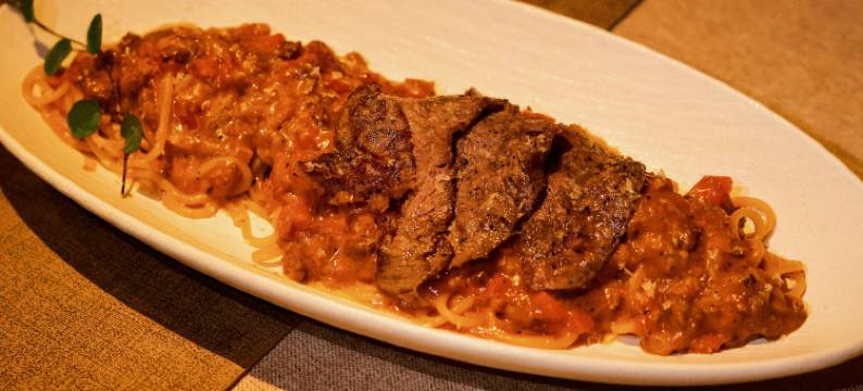 山下见·日咖夜酒主题民宿(丽江古城万子桥店)图片