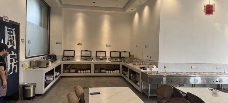 台鹰国际大酒店(东兴市高铁站二桥口岸店)图片