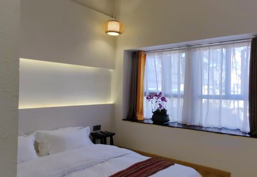 Litang Cloud Homestay Hotel Overview