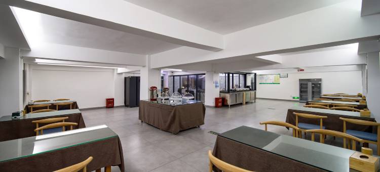 西双版纳景洪新友达酒店(曼听公园泼水广场店)图片