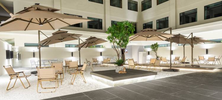 拉萨布达拉宫广场北京中路亚朵酒店图片