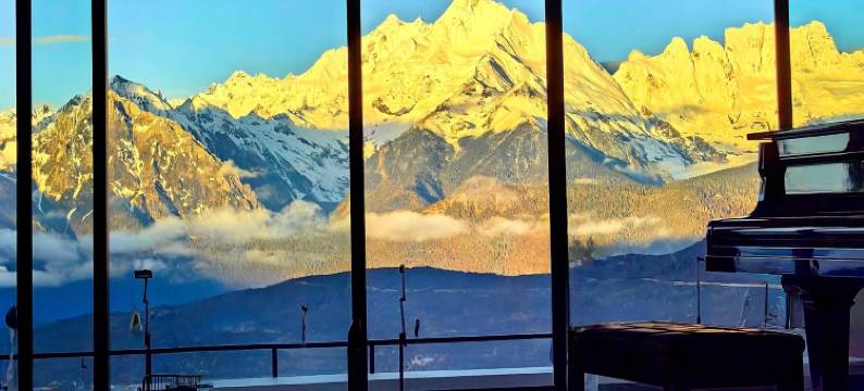 德钦梅里观云伴山·雾浓顶图片