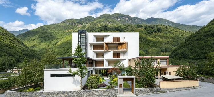 森林里·Villa隐宿(胆扎木沟红山风景区店)图片