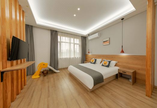 Fly House Homestay Hotel Overview