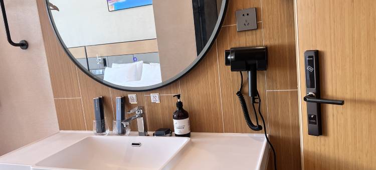 玛旁雍措温泉酒店图片