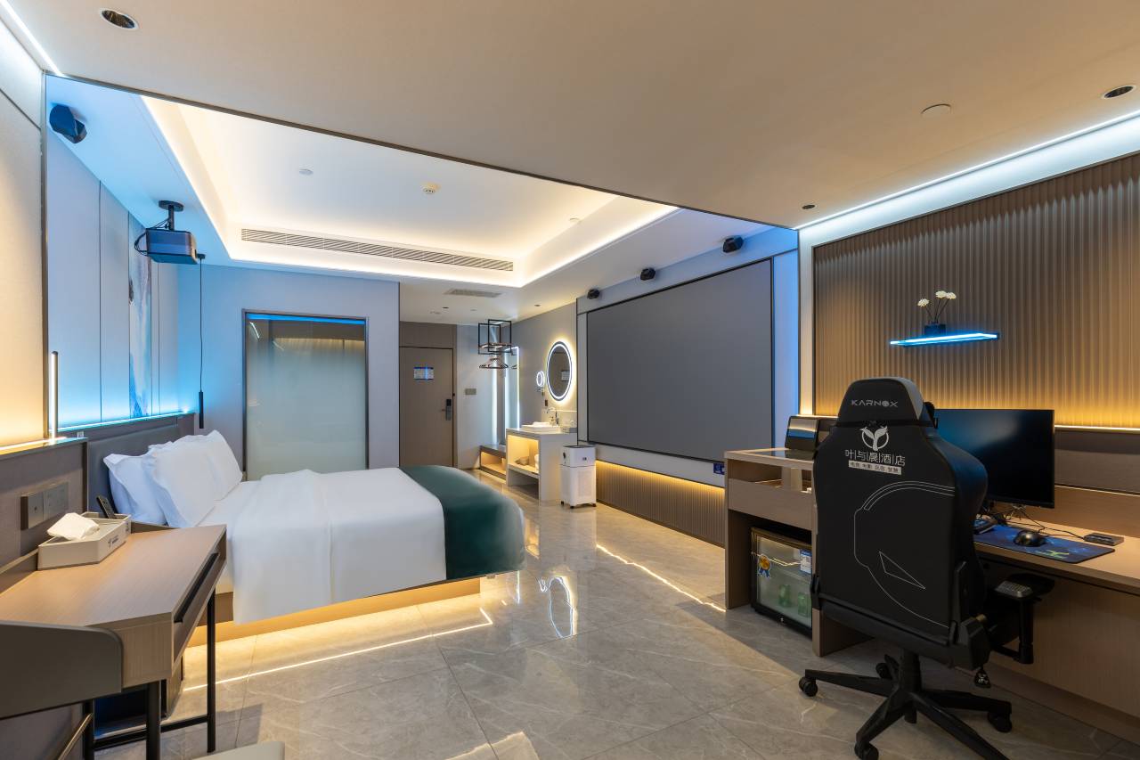 叶与晨电竞电影酒店(张家口市政府北方学院店)