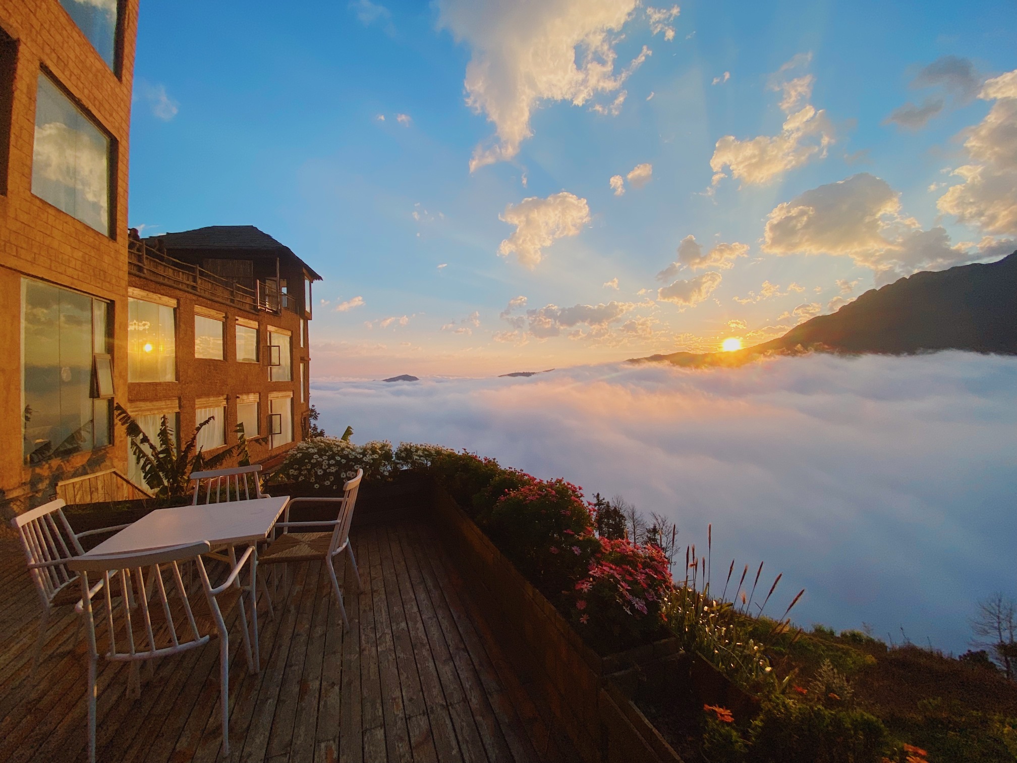 Yuanyang Huaweiwo No.2 Inn (Duoyishu Terraced Field Sunrise Inn)Over view