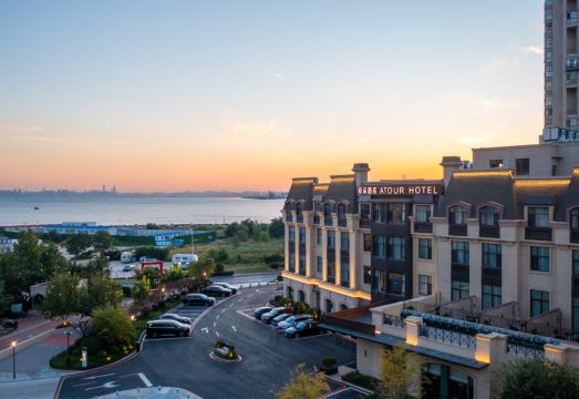 大连红星海滨海公路亚朵酒店外景图