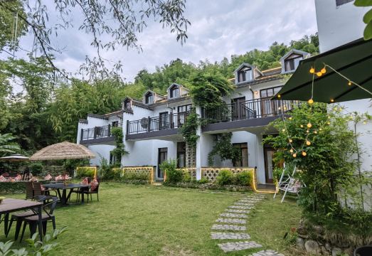 Huayuzui Township Villa over view