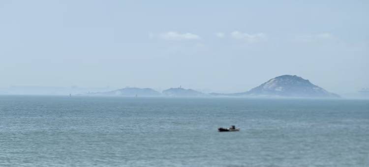 花筑·半泊湾Half Bay·獭窟一号海景美宿(月亮湾浮石营地店)图片