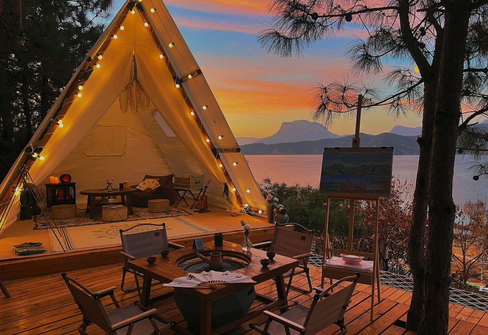 泸沽湖汀下岛酒店外景图