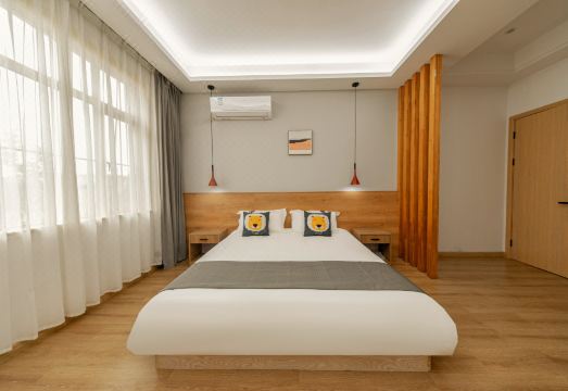 Fly House Homestay Hotel Overview