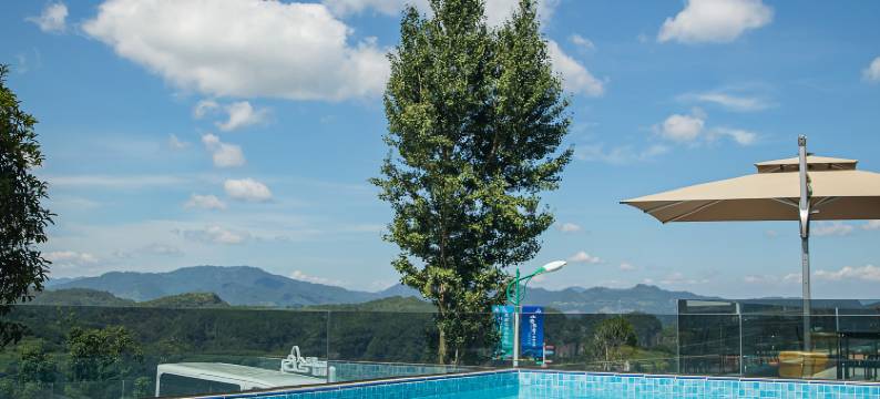 下岩贝山上的云民宿图片