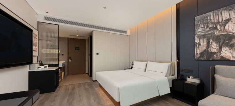 武汉张家湾省人民医院洪山院区亚朵酒店图片