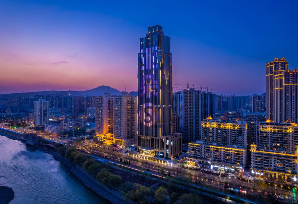 兰州会展中心高空河景亚朵S酒店外景图