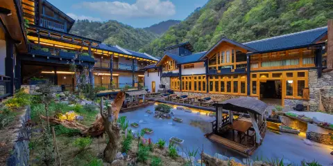 隱遇•香溪水榭民宿(神農架木魚鎮旅遊集散中心店)