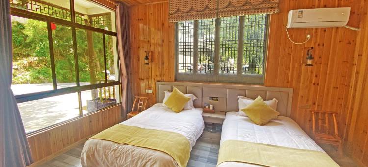 古树旁客栈图片