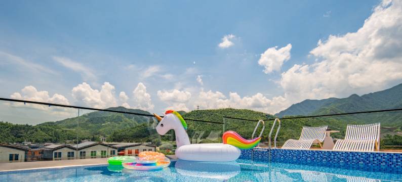 安吉水墨山川亲子私汤度假美宿(云上草原熊猫部落探险乐园店)图片