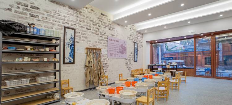 寻瓷居酒店(人民广场陶阳里景区店)图片