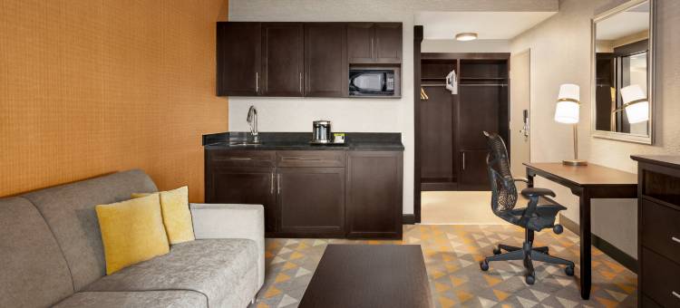 布弯卡利蒙特利尔机场西希尔顿逸林酒店及度假村(DoubleTree by Hilton Pointe Claire Montreal Airport West)图片