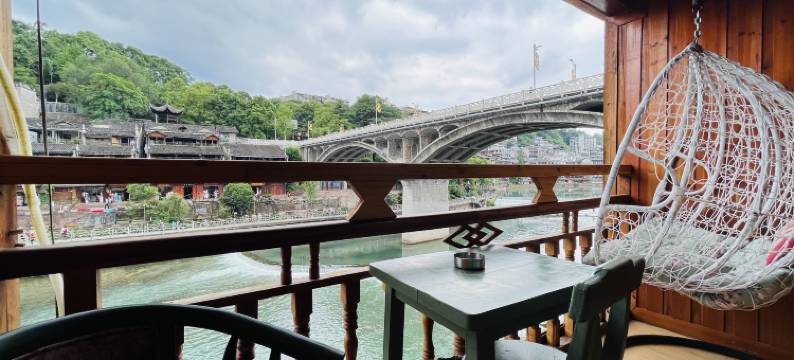 在路上江景民宿(凤凰古城店)图片