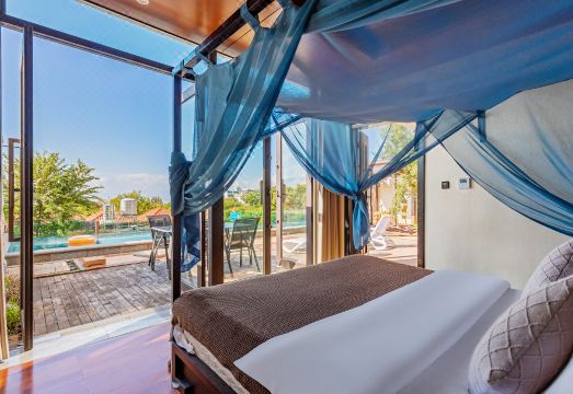 Fuxian Lake Yuehuwan Pool Villa Hotel Overview