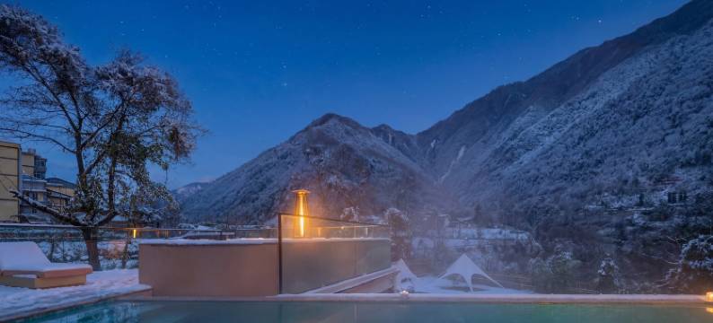花原温泉酒店(磨西古镇店)图片