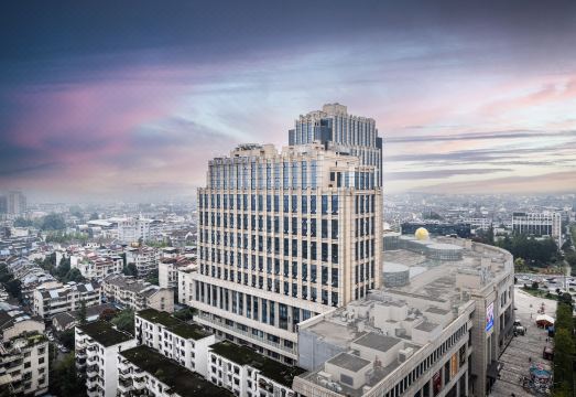 成都都江堰景区大融城亚朵酒店外景图