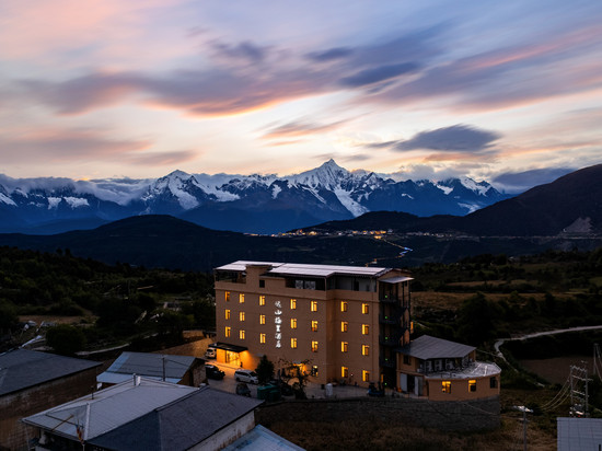 远山梅里酒店(雾浓顶店)
