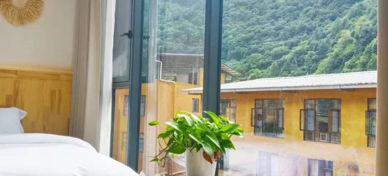 汶川卧龙客栈图片