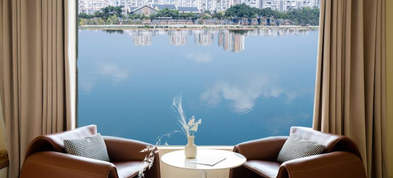 六喜·湖景酒店(广汉北站金雁湖公园店)图片