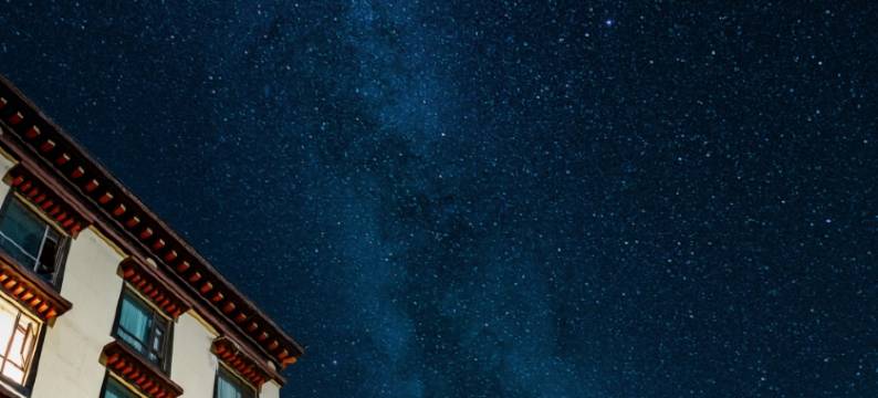 色达·草言殳舍酒店图片