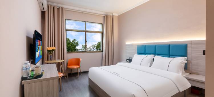 蒙自四叶草酒店(南湖公园新天地步行街店)图片