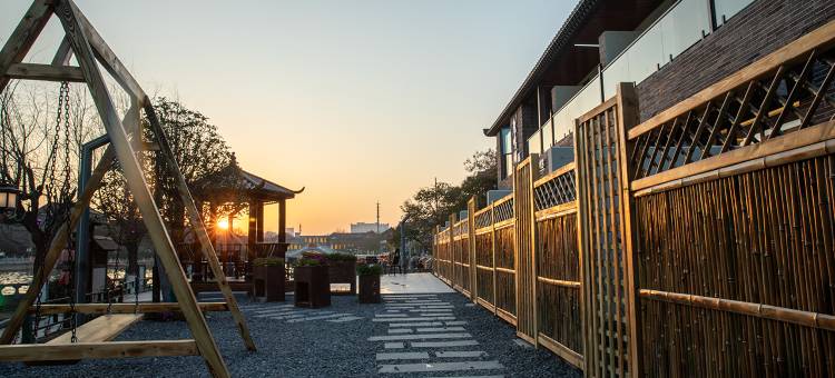 鹿鸣湖畔民宿(开封清明上河园万岁山武侠城店)图片